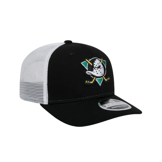 ANAHEIM DUCKS NEW ERA NHL 9SEVENTY ADJUSTABLE BLACK TRUCKER SNAPBACK HAT